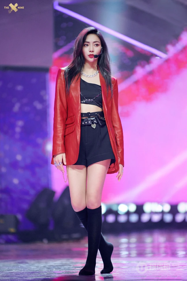 THE9女团成员气质酷美舞台照，9位女孩各展不同舞台风魅力