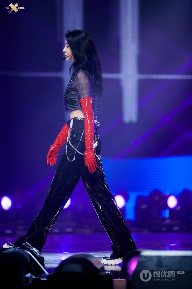 THE9女团成员气质酷美舞台照，9位女孩各展不同舞台风魅力