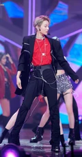 THE9女团成员气质酷美舞台照，9位女孩各展不同舞台风魅力