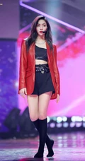 THE9女团成员气质酷美舞台照，9位女孩各展不同舞台风魅力