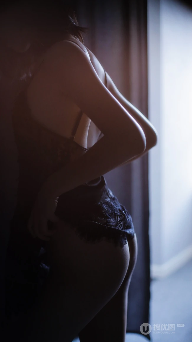 性感女人，吊带睡裙，屁股，不露脸侧身女人2K手机壁纸图片