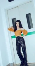 赵丽颖镂空肩带衣搭配黑色皮裤屋外走廊写真图片