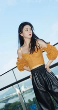赵丽颖镂空肩带衣搭配黑色皮裤屋外走廊写真图片