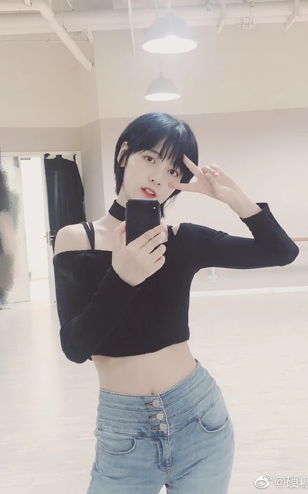 短发真好看，硬糖少女赵粤黑色短款装，搭配牛仔裤自拍美照