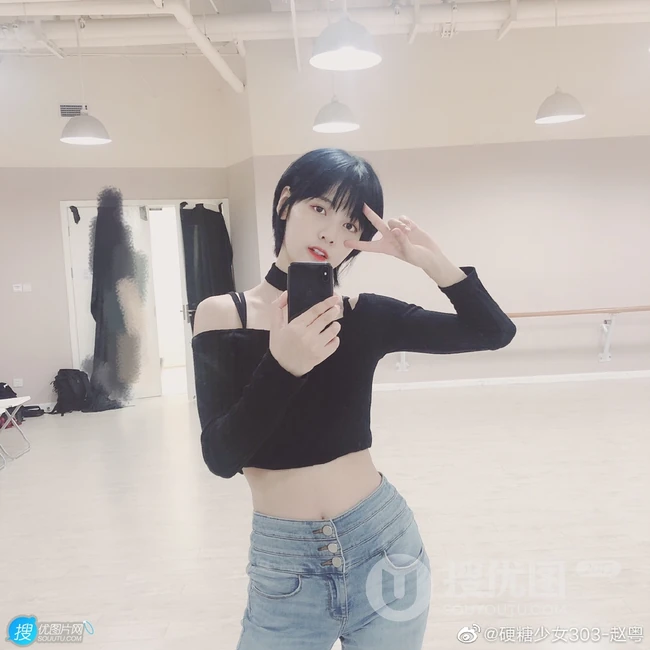 短发真好看，硬糖少女赵粤黑色短款装，搭配牛仔裤自拍美照