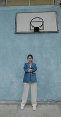 吴谨言简洁随心高扎马尾发型路人街拍既视感写真美照