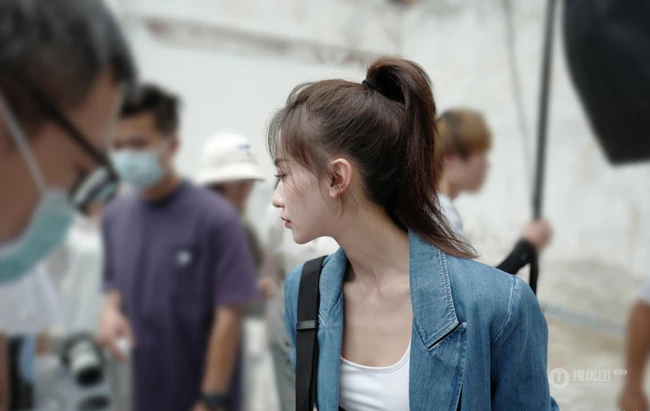 吴谨言简洁随心高扎马尾发型路人街拍既视感写真美照