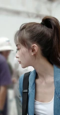吴谨言简洁随心高扎马尾发型路人街拍既视感写真美照