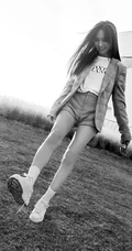 唐莉佳格纹西服短裤户外美拍黑白写真，尽显白皙修长大线条感