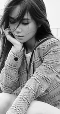 唐莉佳格纹西服短裤户外美拍黑白写真，尽显白皙修长大线条感