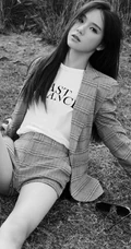 唐莉佳格纹西服短裤户外美拍黑白写真，尽显白皙修长大线条感