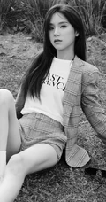 唐莉佳格纹西服短裤户外美拍黑白写真，尽显白皙修长大线条感