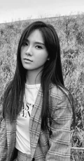 唐莉佳格纹西服短裤户外美拍黑白写真，尽显白皙修长大线条感