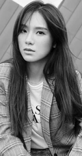 唐莉佳格纹西服短裤户外美拍黑白写真，尽显白皙修长大线条感