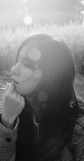 唐莉佳格纹西服短裤户外美拍黑白写真，尽显白皙修长大线条感