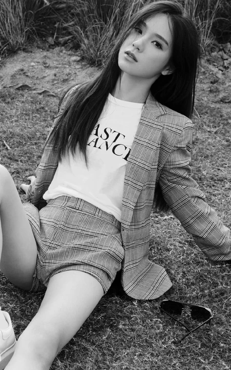 唐莉佳格纹西服短裤户外美拍黑白写真，尽显白皙修长大线条感