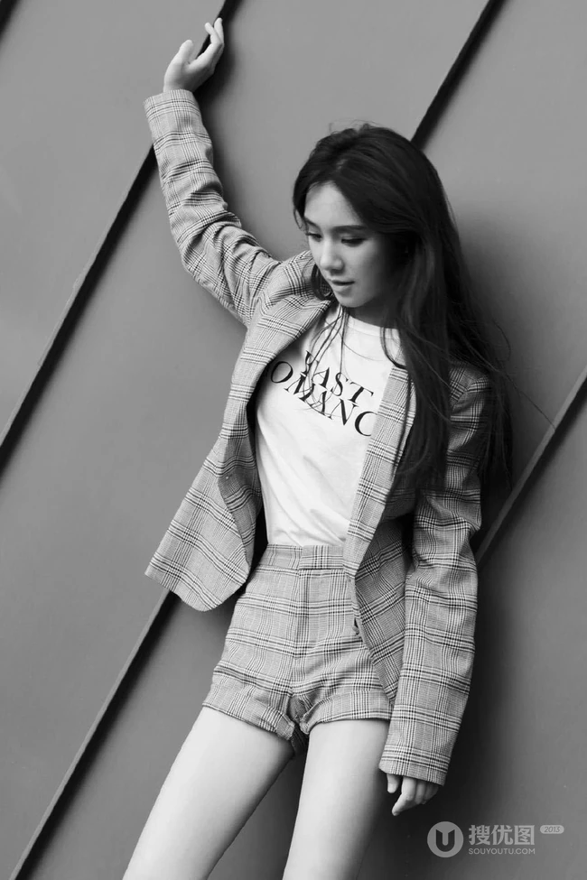 唐莉佳格纹西服短裤户外美拍黑白写真，尽显白皙修长大线条感