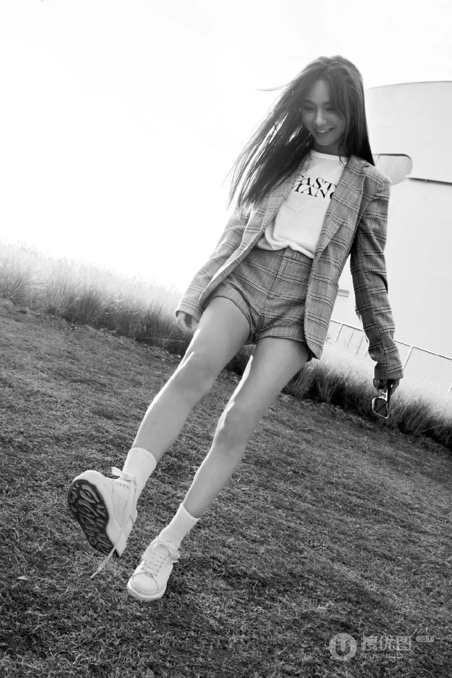 唐莉佳格纹西服短裤户外美拍黑白写真，尽显白皙修长大线条感