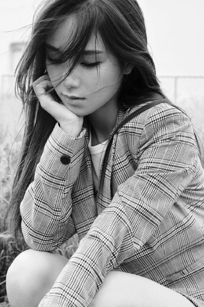唐莉佳格纹西服短裤户外美拍黑白写真，尽显白皙修长大线条感