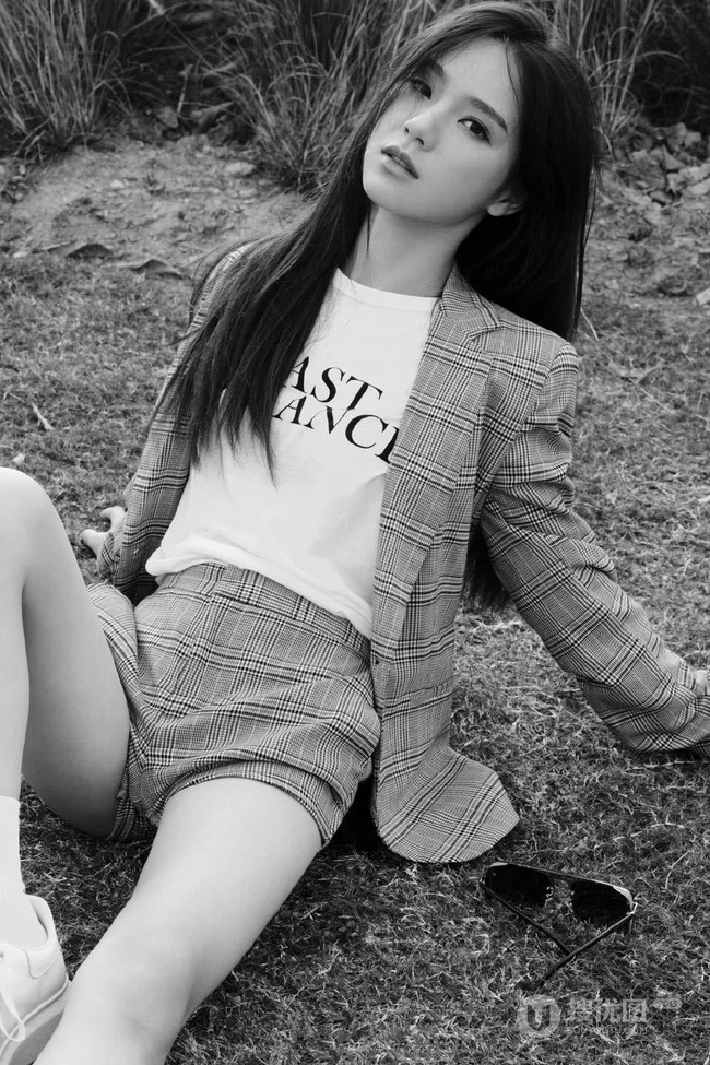 唐莉佳格纹西服短裤户外美拍黑白写真，尽显白皙修长大线条感