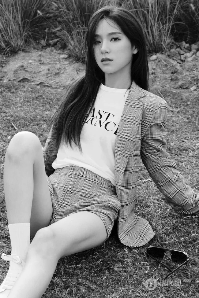 唐莉佳格纹西服短裤户外美拍黑白写真，尽显白皙修长大线条感