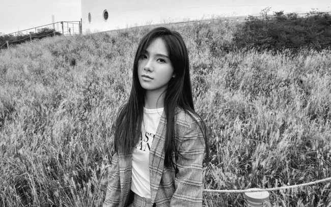 唐莉佳格纹西服短裤户外美拍黑白写真，尽显白皙修长大线条感