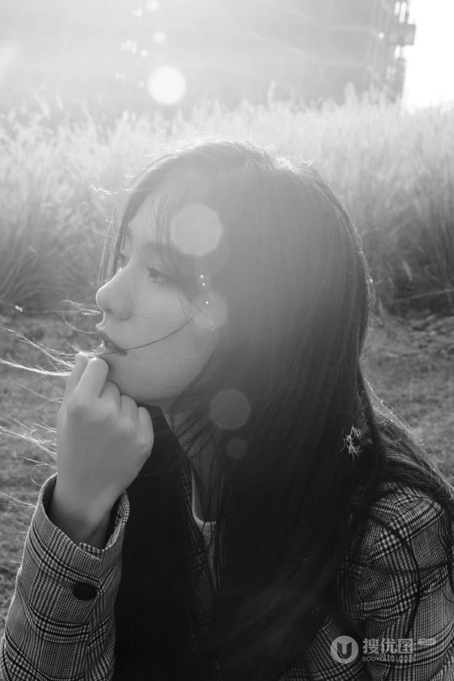 唐莉佳格纹西服短裤户外美拍黑白写真，尽显白皙修长大线条感