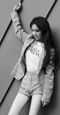唐莉佳格纹西服短裤户外美拍黑白写真，尽显白皙修长大线条感