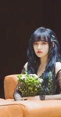 程潇孔雀绿长裙超美气质俯卧沙发写真图片