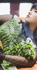 程潇孔雀绿长裙超美气质俯卧沙发写真图片