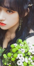 程潇孔雀绿长裙超美气质俯卧沙发写真图片