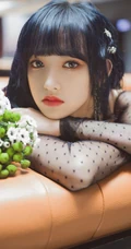 程潇孔雀绿长裙超美气质俯卧沙发写真图片