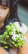 程潇孔雀绿长裙超美气质俯卧沙发写真图片