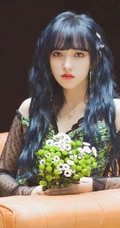 程潇孔雀绿长裙超美气质俯卧沙发写真图片