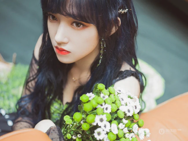 程潇孔雀绿长裙超美气质俯卧沙发写真图片