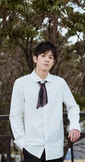 帅气学院风少年王润泽阳光户外写真图片