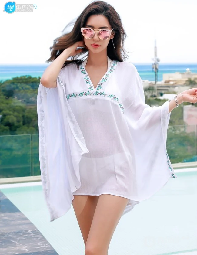 韩国泳装女王&ldquo;朴多贤&rdquo;白色肩带泳装秀匀称匀称身形