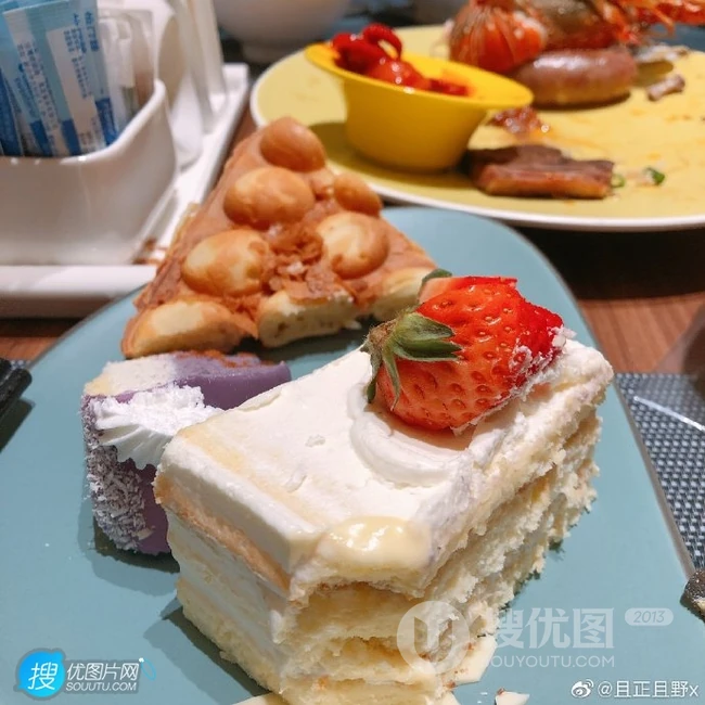 先来一波韩国料理，再来个餐后冰激凌蛋糕，真是愉快的一天 第3张