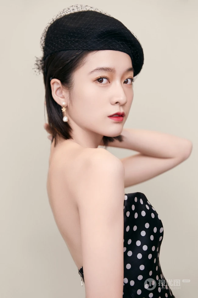 张雪迎清新灵动气质礼裙露肩装连衣裙写真图片