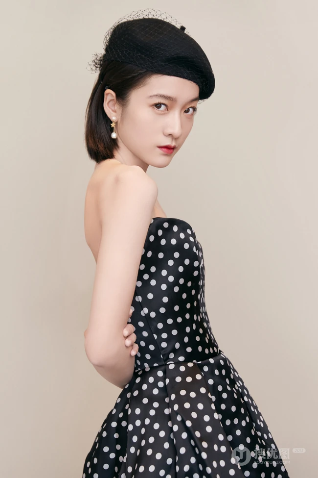 张雪迎清新灵动气质礼裙露肩装连衣裙写真图片
