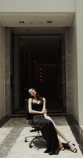 迪丽热巴气质肩带低领黑色露腿长裙，一展动人大长腿写真图片