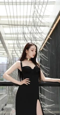迪丽热巴气质肩带低领黑色露腿长裙，一展动人大长腿写真图片