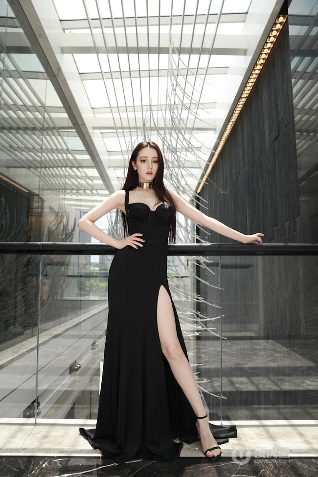 迪丽热巴气质肩带低领黑色露腿长裙，一展动人大长腿写真图片