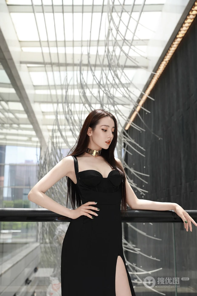 迪丽热巴气质肩带低领黑色露腿长裙，一展动人大长腿写真图片