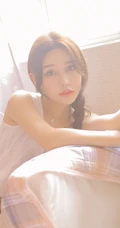 眼睛又大又动人，高颜值麻花辫少女睡衣短裤居家自娱自乐写真照