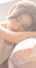 眼睛又大又动人，高颜值麻花辫少女睡衣短裤居家自娱自乐写真照