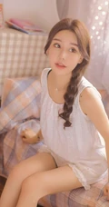 眼睛又大又动人，高颜值麻花辫少女睡衣短裤居家自娱自乐写真照