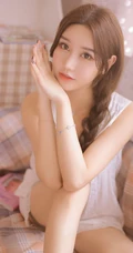 眼睛又大又动人，高颜值麻花辫少女睡衣短裤居家自娱自乐写真照