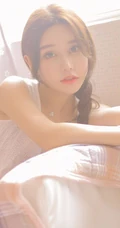 眼睛又大又动人，高颜值麻花辫少女睡衣短裤居家自娱自乐写真照