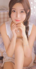 眼睛又大又动人，高颜值麻花辫少女睡衣短裤居家自娱自乐写真照